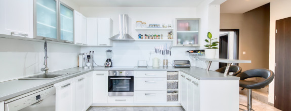 Predaj 4 izbový moderný rodinný dom, garáž, zariadený