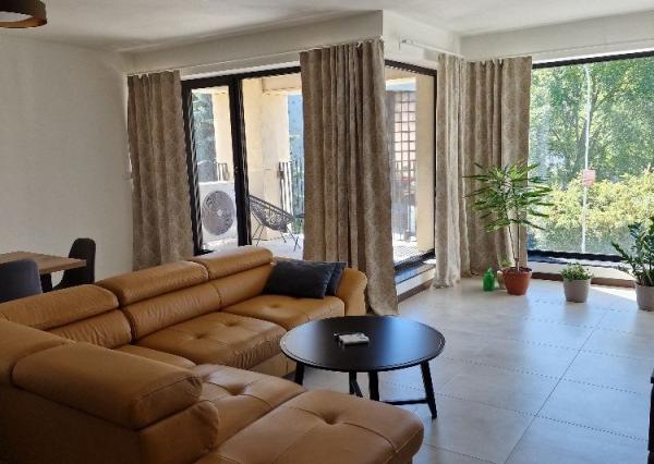 Prenájom nadštandardný 3izbový byt, lóggia 6 m2, terasa 16 m2, garáž, pod hradom