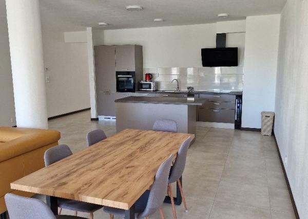 Prenájom nadštandardný 3izbový byt, lóggia 6 m2, terasa 16 m2, garáž, pod hradom