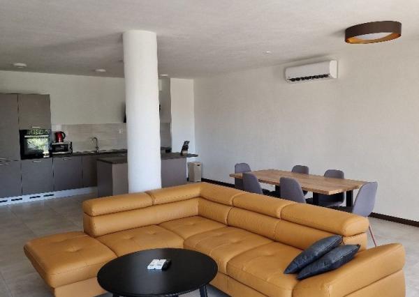 Prenájom nadštandardný 3izbový byt, lóggia 6 m2, terasa 16 m2, garáž, pod hradom