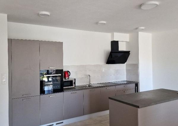 Prenájom nadštandardný 3izbový byt, lóggia 6 m2, terasa 16 m2, garáž, pod hradom