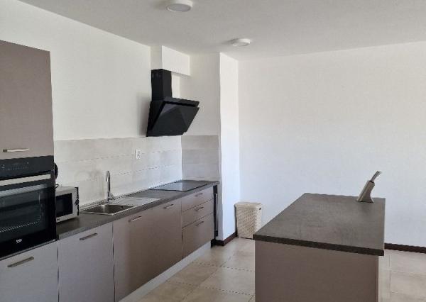 Prenájom nadštandardný 3izbový byt, lóggia 6 m2, terasa 16 m2, garáž, pod hradom