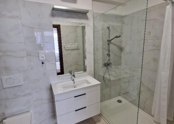 Prenájom nadštandardný 3izbový byt, lóggia 6 m2, terasa 16 m2, garáž, pod hradom