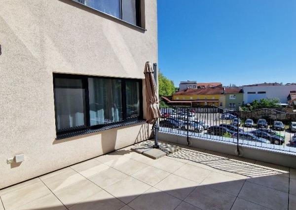 Prenájom nadštandardný 3izbový byt, lóggia 6 m2, terasa 16 m2, garáž, pod hradom