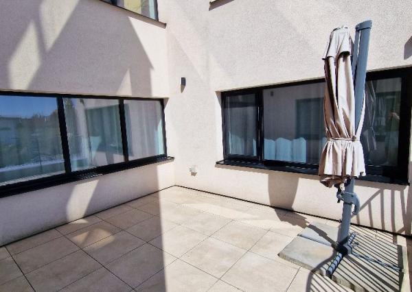 Prenájom nadštandardný 3izbový byt, lóggia 6 m2, terasa 16 m2, garáž, pod hradom