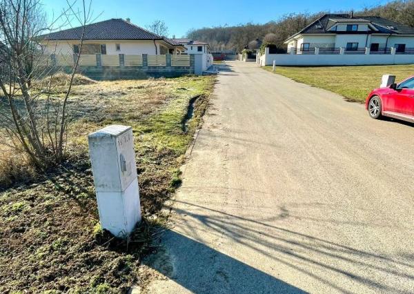 Predám pozemok 986m2 Kynek, všetky IS,asfaltová cesta