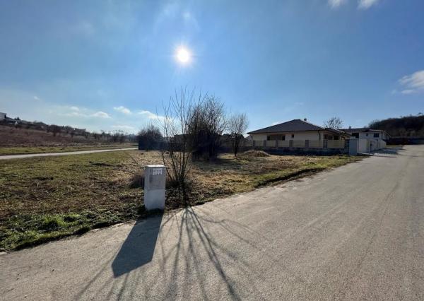 Predám pozemok 986m2 Kynek, všetky IS,asfaltová cesta