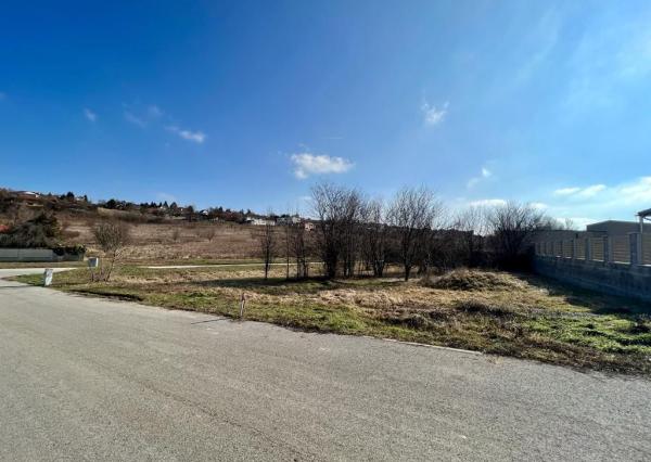 Predám pozemok 986m2 Kynek, všetky IS,asfaltová cesta