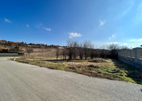 Predám pozemok 986m2 Kynek, všetky IS,asfaltová cesta