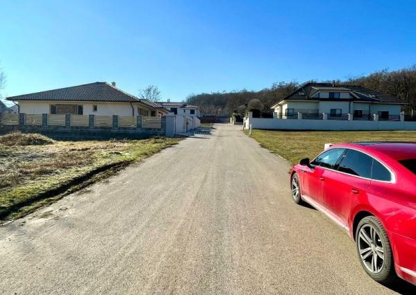 Predám pozemok 986m2 Kynek, všetky IS,asfaltová cesta