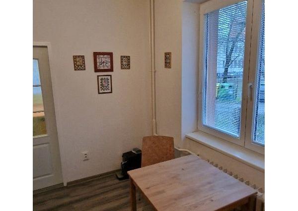 Prenájom 3 izbový byt, centrum - Párovce, balkón