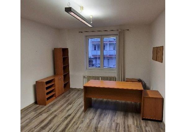 Prenájom 3 izbový byt, centrum - Párovce, balkón