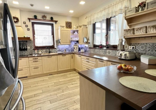 Predaj 4izb.rodinný dom Nitra, pozemok 9á, domček 50m2 na záhrade