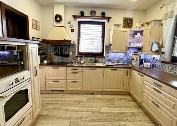 Predaj 4izb.rodinný dom Nitra, pozemok 9á, domček 50m2 na záhrade