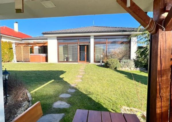 Predaj 4izb.rodinný dom Nitra, pozemok 9á, domček 50m2 na záhrade