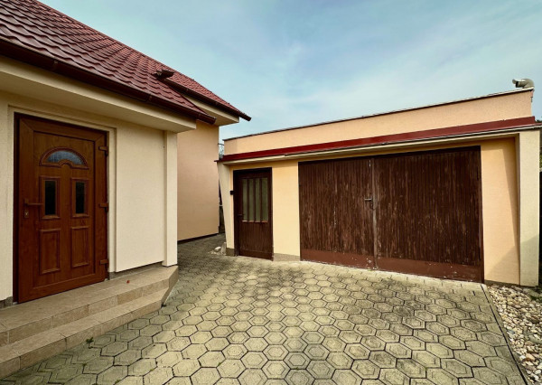 Predaj 4 izbový rodinný dom, 9á krásny pozemok pod lesom, garáž, Nitra