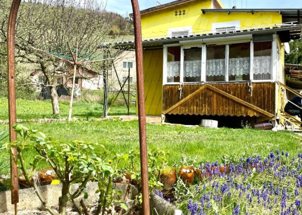 Chata aj na celoročné využitie v tichom prostredí plnej zelene, Hiadeľ