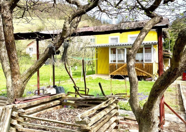 Chata aj na celoročné využitie v tichom prostredí plnej zelene, Hiadeľ