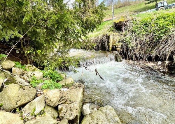 Chata aj na celoročné využitie v tichom prostredí plnej zelene, Hiadeľ