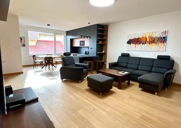 Prenájom 3izbový byt pod Hradom, ul.Podzámska, 2 park.miesta v garáži