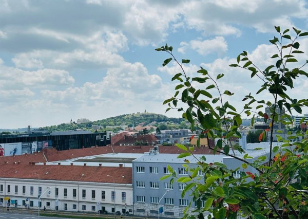 Prenájom krásny 2 izbový byt, centrum mesta, 40m2 terasa