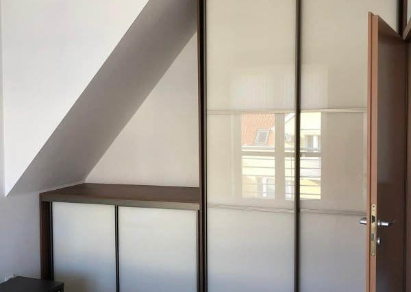 Prenájom 2 izbový byt, veľký balkón, zariadený