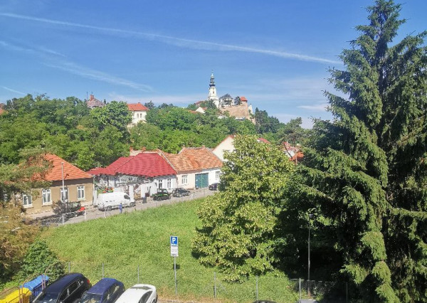 Prenájom krásny 2 izbový byt pod hradom, balkón, centrum mesta
