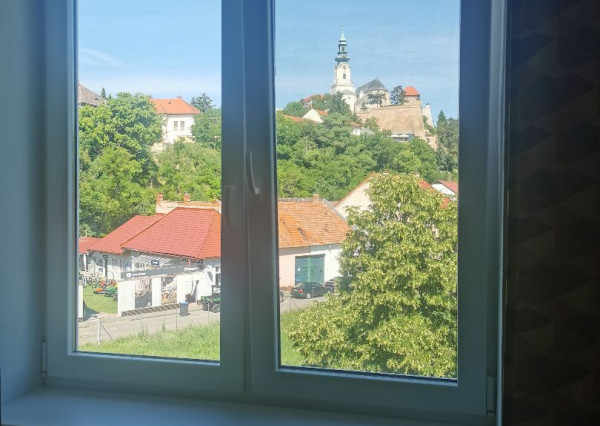 Prenájom krásny 2 izbový byt pod hradom, balkón, centrum mesta