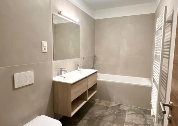 Prenájom novostavba 4izb.byt 99m2, centrum, 2 garážové státia