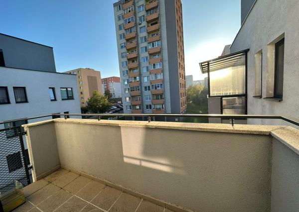 Prenájom 2 izbový byt, veľký balkón, novostavba, garážové státie