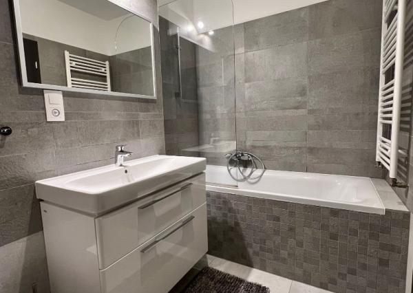 Prenájom 2 izbový byt, veľký balkón, novostavba, garážové státie