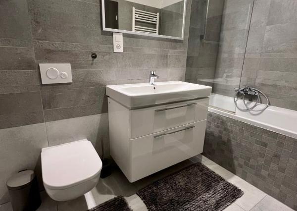 Prenájom 2 izbový byt, veľký balkón, novostavba, garážové státie