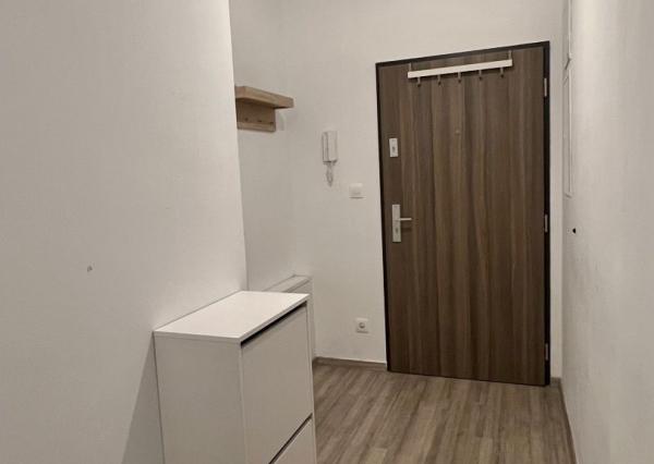 Prenájom 2 izbový byt, veľký balkón, novostavba, garážové státie