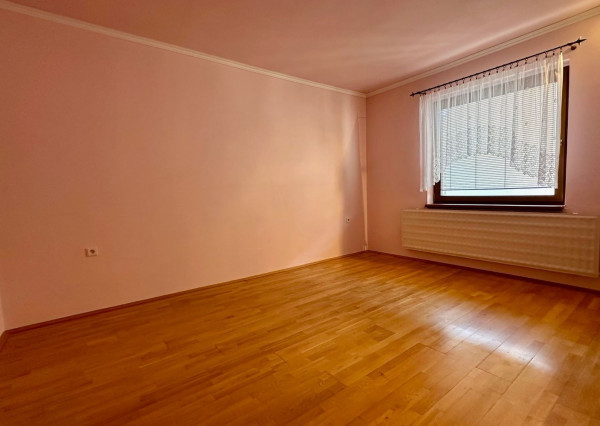 Prenájom veľký 5 izbový rodinný dom, Zobor, 9,6á pozemok
