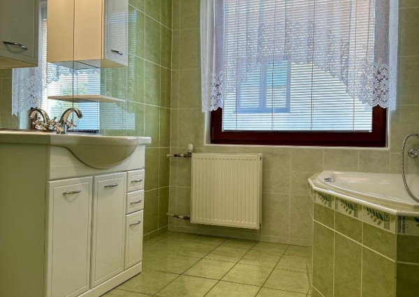 Prenájom veľký 5 izbový rodinný dom, Zobor, 9,6á pozemok