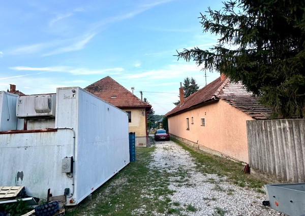 Predaj 3 izbový rodinný dom, pozemok 16á, Nitra