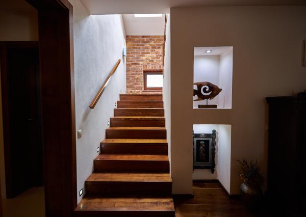 Prenájom nadštandardný 4 izbový rodinný dom, garáž, bazén