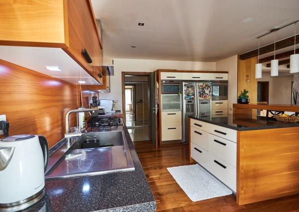 Prenájom nadštandardný 4 izbový rodinný dom, garáž, bazén