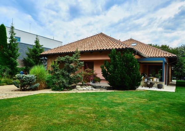 Prenájom nadštandardný 4 izbový rodinný dom, garáž, bazén