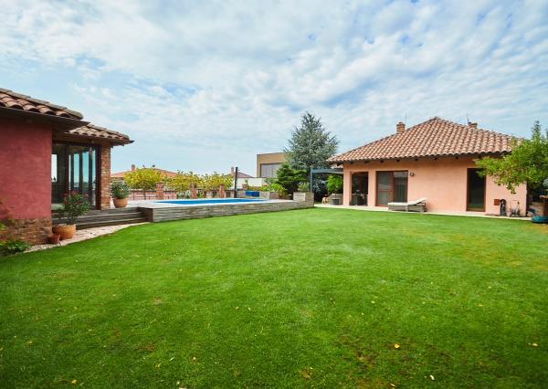 Prenájom nadštandardný 4 izbový rodinný dom, garáž, bazén