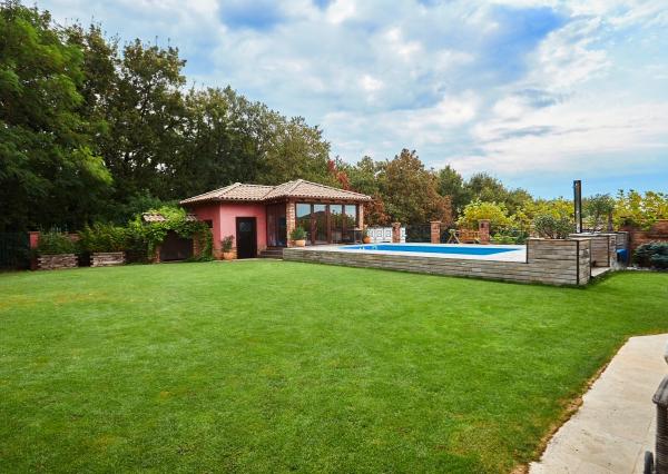 Prenájom nadštandardný 4 izbový rodinný dom, garáž, bazén