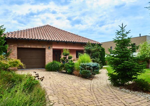 Prenájom nadštandardný 4 izbový rodinný dom, garáž, bazén