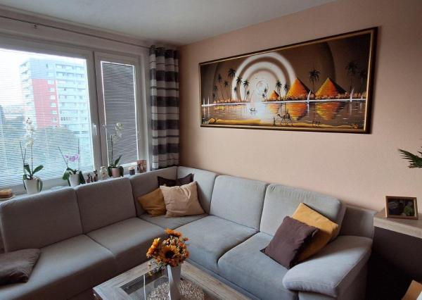 Predaj veľký 2 izbový byt, 2x balkón, Chrenová, zariadený