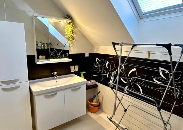 Predaj 3 izb. byt Bojnice, parkovacie miesto, REZERVOVANÉ.