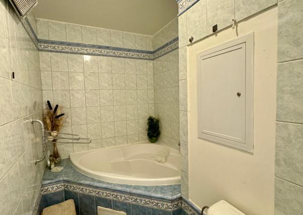 Predaj veľký 2 izbový byt, 2x balkón, Chrenová, zariadený