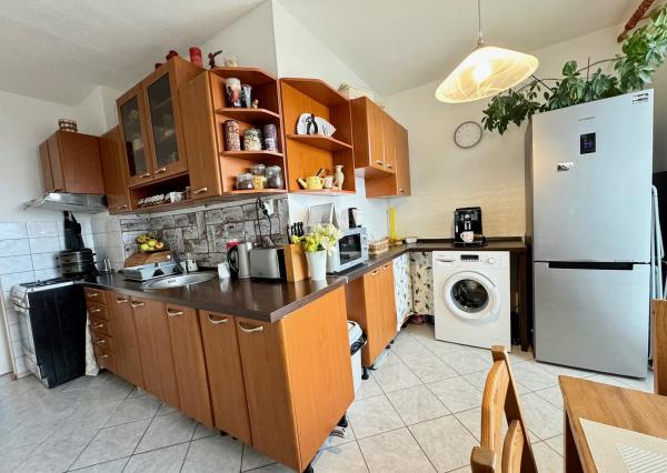 Predaj veľký 2 izbový byt, 2x balkón, Chrenová, zariadený