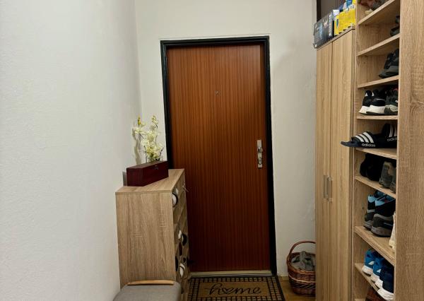 Predaj veľký 2 izbový byt, 2x balkón, Chrenová, zariadený