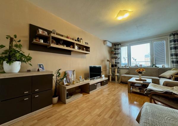 Predaj veľký 2 izbový byt, 2x balkón, Chrenová, zariadený