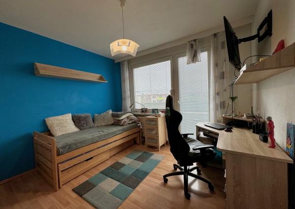 Predaj veľký 2 izbový byt, 2x balkón, Chrenová, zariadený