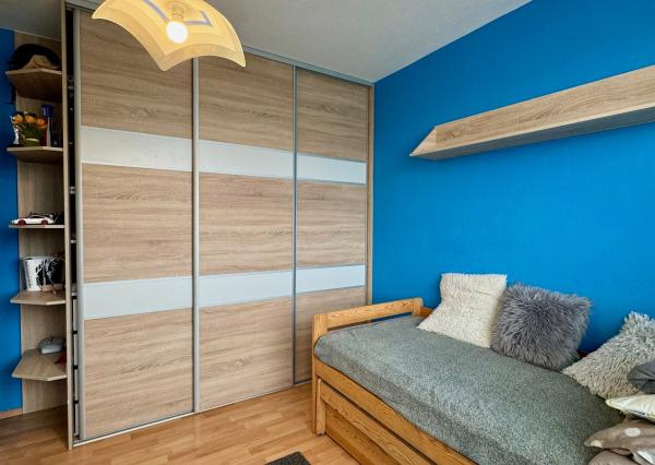 Predaj veľký 2 izbový byt, 2x balkón, Chrenová, zariadený